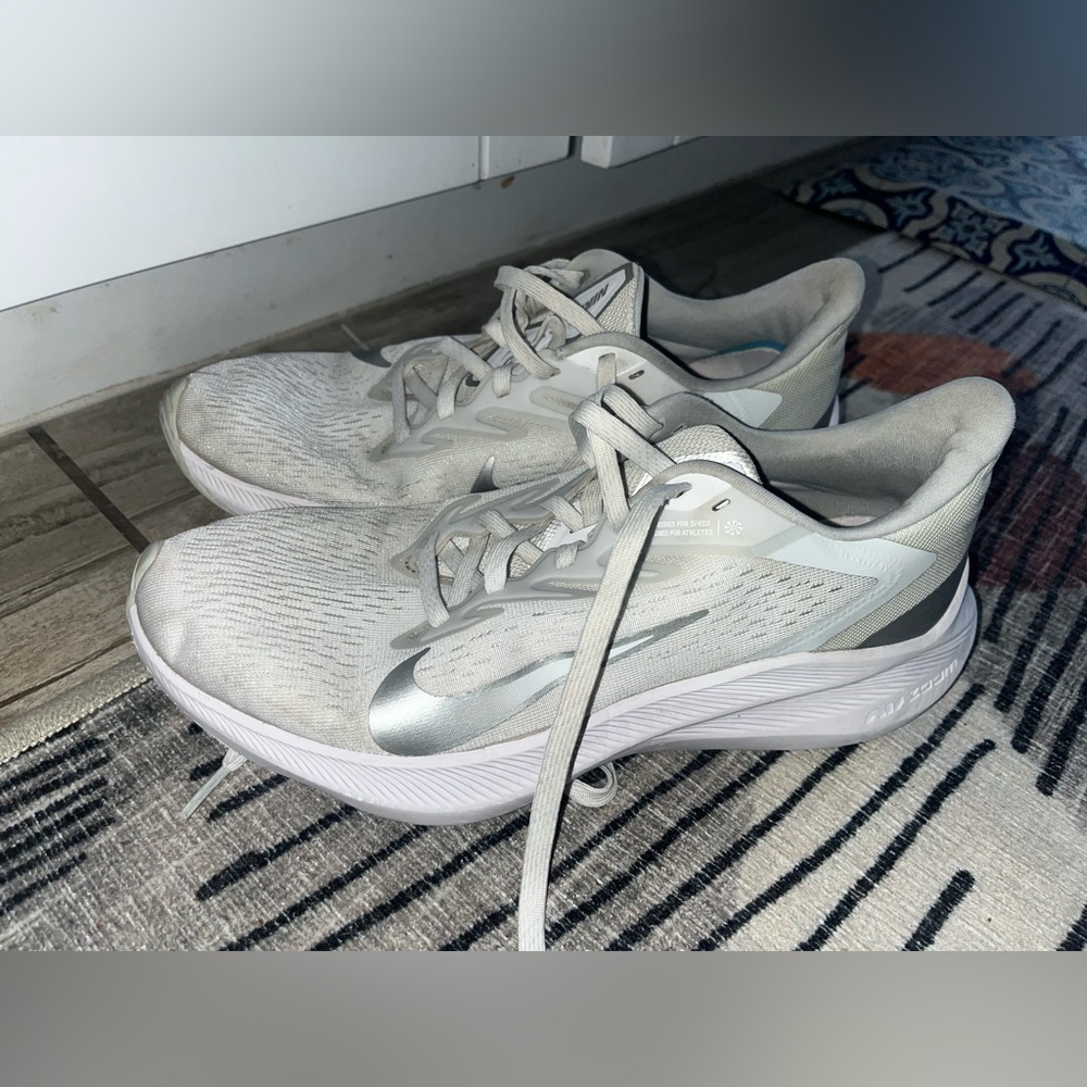 Nike Women’s Zoom Winflo White Silver Size 10 - Picture 2 of 9